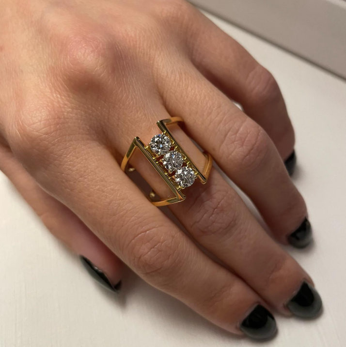 Tre - anello in oro 18kt e diamanti