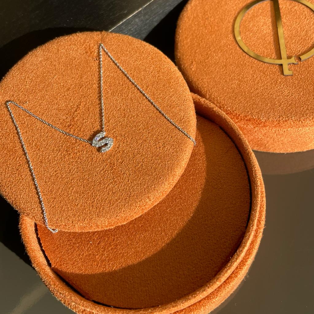 collana in oro rosa 18kt con iniziale di diamanti