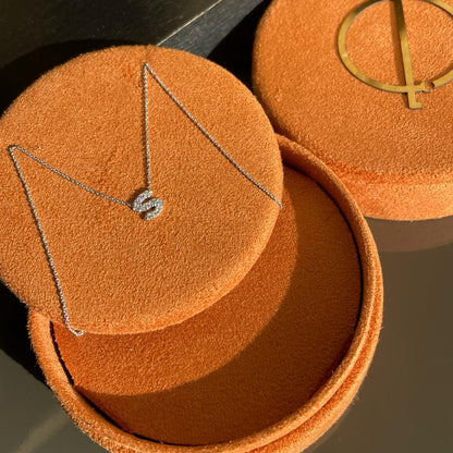collana in oro rosa 18kt con iniziale di diamanti