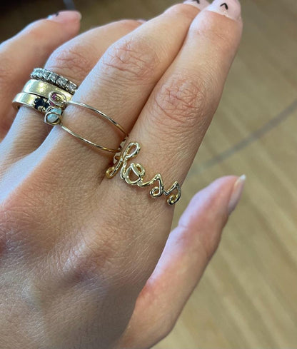 Anello a filo con nome in oro 18kt