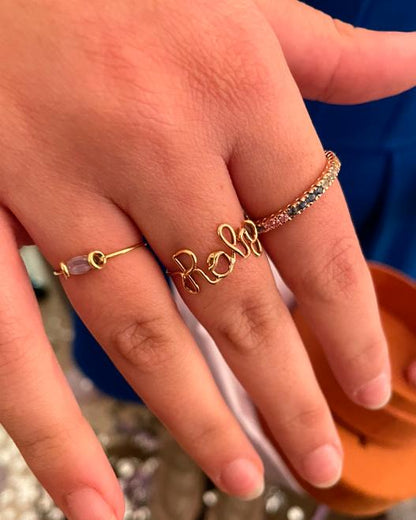 Anello a filo con nome in oro 18kt