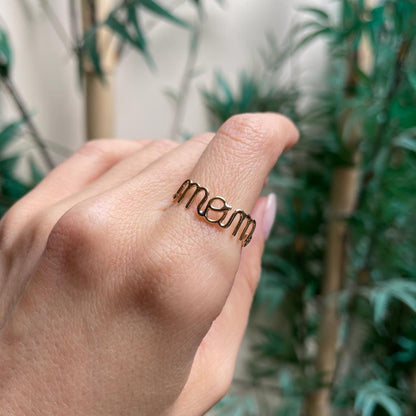 Anello a filo con nome in oro 18kt